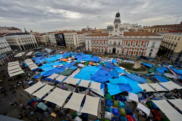 Activistas acampan durante una protesta tras el desalojo de Maricarmen Abascal, una mujer de 87 años que llevaba 71 viviendo en el mismo departamento de Madrid, para exigir leyes más estrictas que protejan a los inquilinos, en la plaza de Sol, en Madrid, España. - Sputnik Mundo
