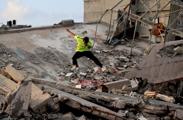 El skater palestino Hamza Daher patina entre las ruinas de edificios destruidos durante la guerra, en la ciudad de Gaza. - Sputnik Mundo