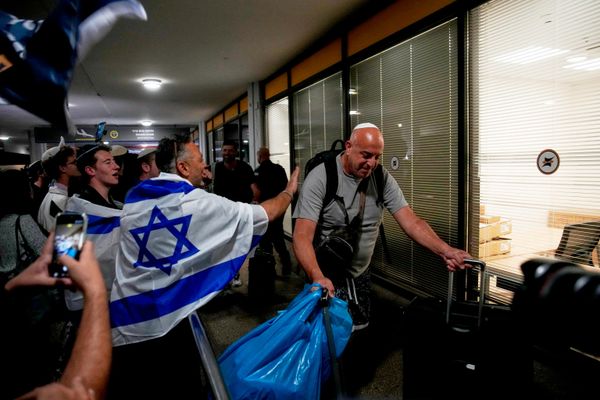 Pasajeros israelíes que viajaban a bordo de un avión de FlyDubai que realizó un aterrizaje de emergencia en Arabia Saudita son recibidos en la zona de llegadas del Aeropuerto Internacional Ben Gurion, cerca de Tel Aviv, Israel.El incidente se produjo a raíz de un ataque del copiloto contra el comandante de la aeronave, en el que ambos sufrieron lesiones de diversa gravedad. - Sputnik Mundo