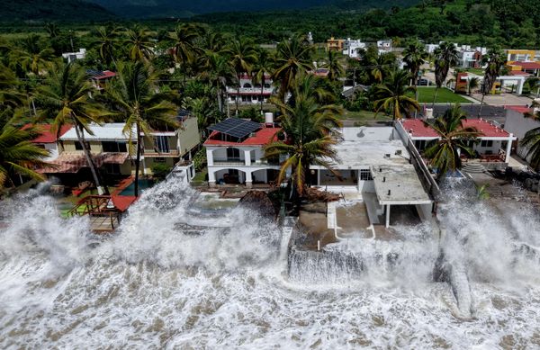 Una vista aérea captada por un dron muestra las olas rompiendo en la playa de Los Cocos mientras el huracán Rachel azota las aguas frente a la costa del Pacífico de México, generando fuerte oleaje y condiciones marítimas peligrosas en San Blas, estado de Nayarit, México. - Sputnik Mundo