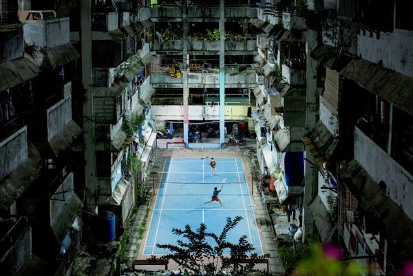 Unos jóvenes juegan al bádminton en una pista situada en un barrio densamente poblado de Yakarta, Indonesia. - Sputnik Mundo