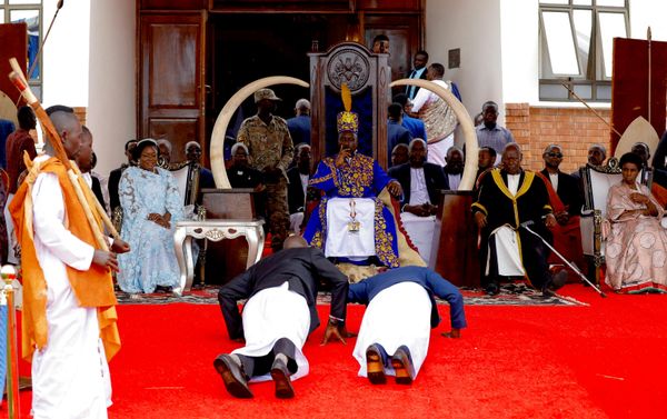 Personas hacen reverencia ante el rey Edward Rukidi Nyabongo I del reino de Tooro, mientras permanece sentado en su trono como monarca número 13 del pueblo batooro, durante su coronación cargada de rituales en el palacio de Karuziika, en Fort Portal, Uganda. - Sputnik Mundo