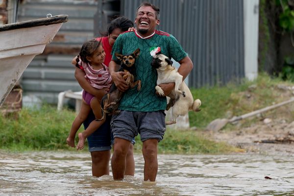 Personas evacúan sus viviendas ante la llegada del huracán Polo a Puerto San Carlos, en el estado de Baja California Sur, México. - Sputnik Mundo