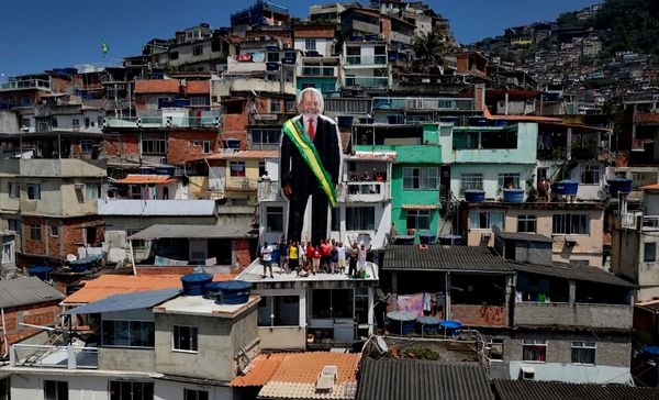Una vista aérea captada por un dron muestra a simpatizantes durante una manifestación junto a una figura inflable del presidente brasileño, Luiz Inacio Lula da Silva, candidato del Partido de los Trabajadores (PT) a la reelección presidencial, de cara a las elecciones generales de Brasil, en la favela de Vidigal, en Río de Janeiro, Brasil. - Sputnik Mundo