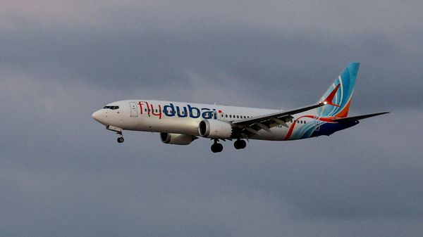 Un avión, con pasajeros que viajaban en el vuelo de FlyDubai con destino a Israel desde los Emiratos Árabes Unidos —el cual fue desviado a Arabia Saudita tras recibir una señal de emergencia—, aterriza en el Aeropuerto Internacional Ben Gurión, en Lod, cerca de Tel Aviv (Israel), el 30 de septiembre de 2026 - Sputnik Mundo