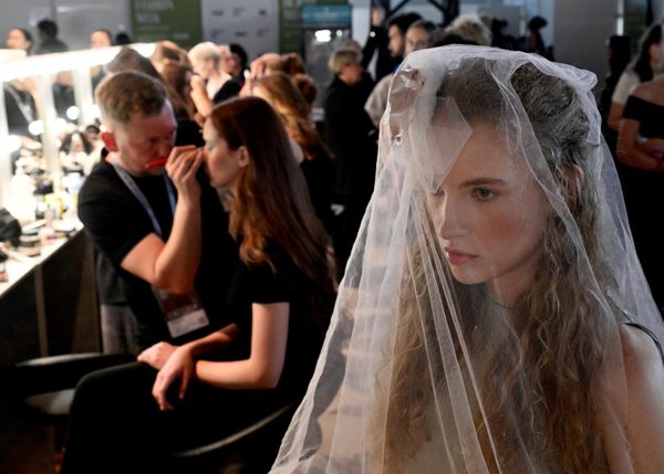 Modelos en el camerino antes del desfile. - Sputnik Mundo