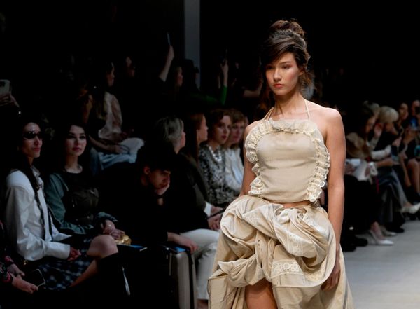 Una modelo durante el desfile de la marca Tatiana Kotova en el marco de la Semana de la Moda de Moscú. - Sputnik Mundo