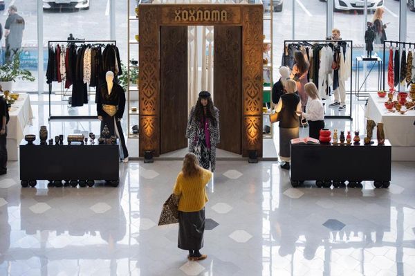Exposición de arte Jojlomá celebrada durante el BRICS+ Fashion Summit. - Sputnik Mundo