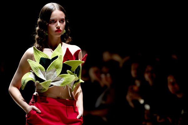 Una modelo durante el desfile de la colección de ropa de la marca ZA_ZA, en el marco de la VII Semana de la Moda de Moscú. - Sputnik Mundo