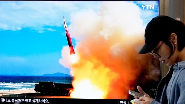 Una pantalla de televisión muestra una imagen de archivo del lanzamiento de un misil norcoreano durante un programa de noticias en la estación de tren de Seúl, en Seúl, Corea del Sur, el 3 de octubre de 2026  - Sputnik Mundo