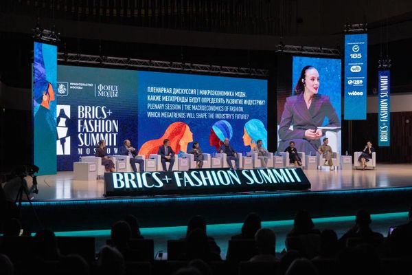 Los participantes durante una sesión plenaria del BRICS+ Fashion Summit - Sputnik Mundo