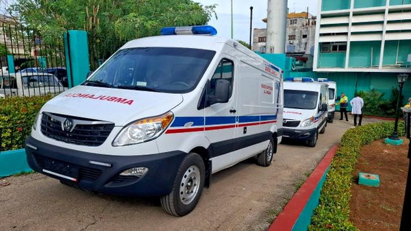 Ambulancias donadas por San Petersburgo a Cuba. - Sputnik Mundo