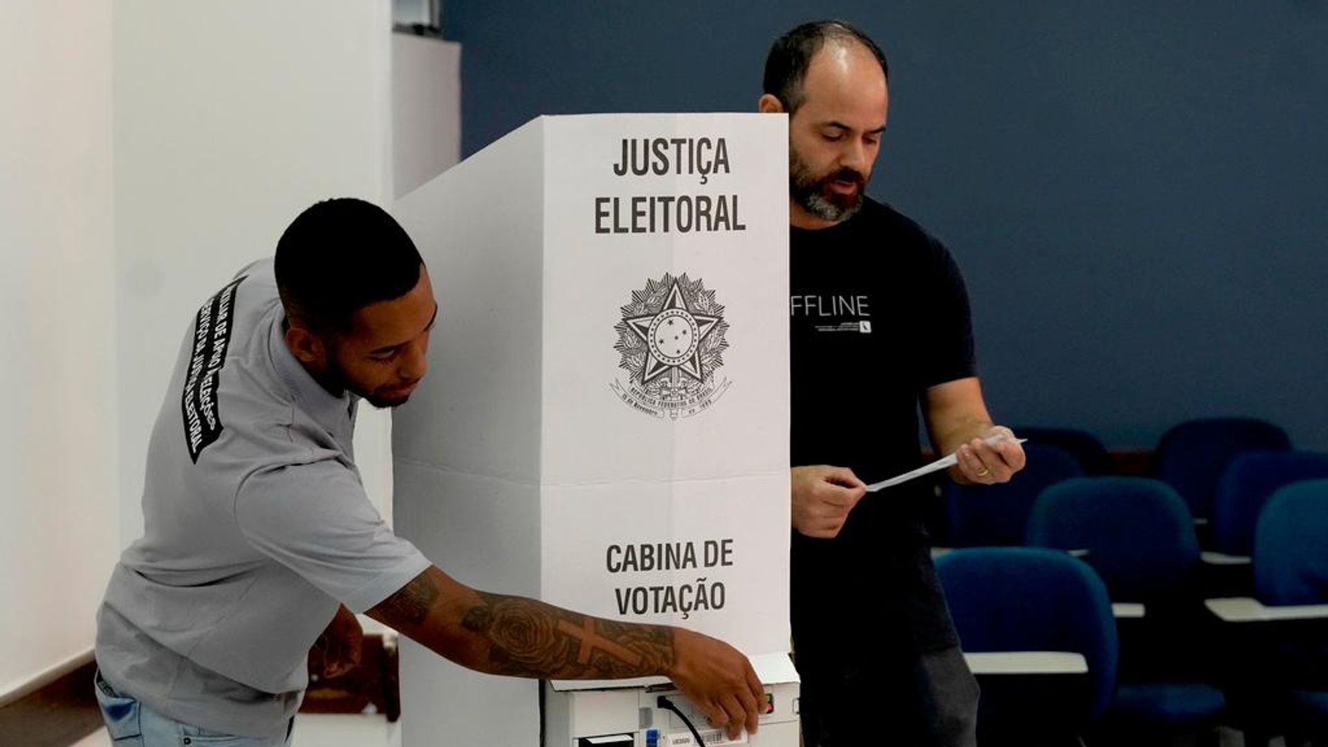 Los coordinadores de los centros de votación terminan de instalar una máquina de votación electrónica en un colegio electoral antes de las elecciones generales del domingo en Brasilia, Brasil Los coordinadores de los centros de votación terminan de instalar una máquina de votación electrónica en un colegio electoral antes de las elecciones generales del domingo en Brasilia, Brasil - Sputnik Mundo, 1920, 04.10.2026