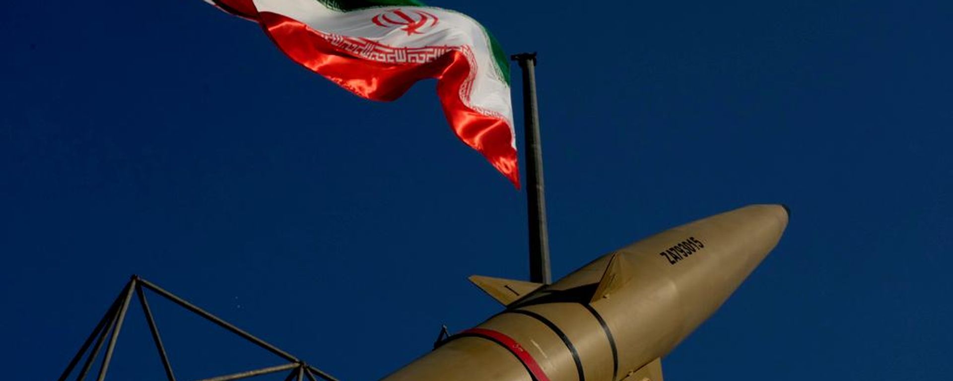 Un misil iraní se exhibe bajo la bandera nacional del país en una exhibición militar en Teherán  - Sputnik Mundo, 1920, 04.10.2026