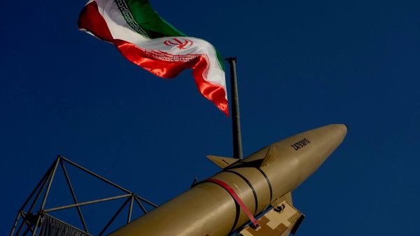 Un misil iraní se exhibe bajo la bandera nacional del país en una exhibición militar en Teherán Un misil iraní se exhibe bajo la bandera nacional del país en una exhibición militar en Teherán - Sputnik Mundo