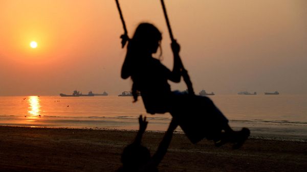 Embarcaciones en el estrecho de Ormuz cerca de la playa de Bandar Abbás, Irán, 28 de septiembre de 2026  - Sputnik Mundo