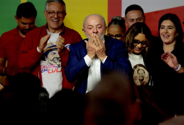 Después de que el Tribunal Superior Electoral local presentara los datos del cómputo de las boletas, Lula dio un mensaje donde reconoció los resultados y afirmó que el país entra ahora en una "prórroga". Según él, la segunda vuelta es una "prueba de resistencia" y el 5 de octubre comienza una "nueva campaña". El presidente señaló que la campaña debe escuchar el mensaje de los votantes y cambiar de tono.En la foto: Lula da Silva se dirige a sus seguidores en Sao Paulo.  - Sputnik Mundo