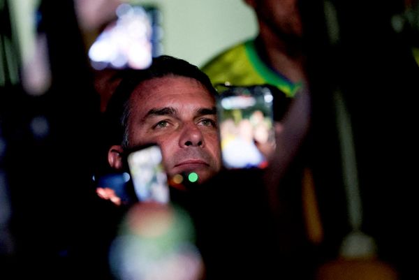 Por su parte, Flavio Bolsonaro celebró el resultado, agradeció a los casi 56 millones de votantes y afirmó que su resultado había superado las previsiones de muchas encuestas.En la foto: Flavio Bolsonaro, tras el anuncio de la autoridad electoral del país de que se enfrentará a Lula da Silva en la segunda vuelta de las presidenciales, en Brasilia. - Sputnik Mundo