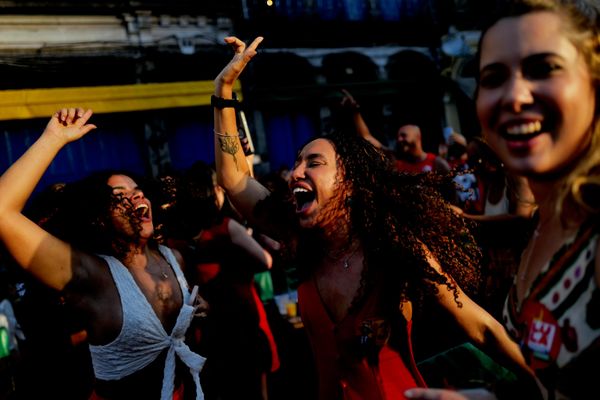 Las votaciones presidenciales en la nación sudamericana se rigen por un sistema mayoritario: para ganar en primera vuelta, es necesario obtener más de la mitad de los votos válidos, es decir, más del 50% de las papeletas.En la foto: Los seguidores del presidente Luiz Inacio Lula da Silva celebran los resultados electorales en Río de Janeiro. - Sputnik Mundo