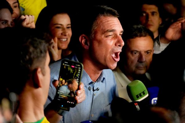 El control del Senado adquirió especial importancia para los partidarios de Bolsonaro, que busca aumentar su influencia sobre el Supremo Tribunal Federal.En la foto: Flavio Bolsonaro, tras clasificarse para la segunda vuelta. - Sputnik Mundo