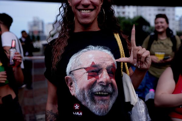 La elección enfrenta dos modelos para conducir la mayor economía de América Latina: la agenda social de Lula y el enfoque neoliberal de Bolsonaro.En la foto: Una partidaria del presidente Luiz Inacio Lula da Silva. - Sputnik Mundo