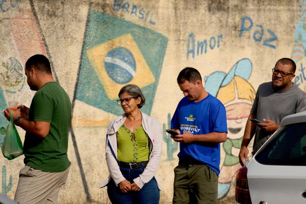 Los senadores son los únicos legisladores que pueden iniciar un proceso de destitución contra los jueces del Supremo Tribunal Federal, una exigencia planteada por los bolsonaristas después de que el tribunal enviara a prisión al expresidente por intento de golpe de Estado.En la foto: Los votantes hacen fila en un colegio electoral durante las elecciones generales en Brasilia.  - Sputnik Mundo