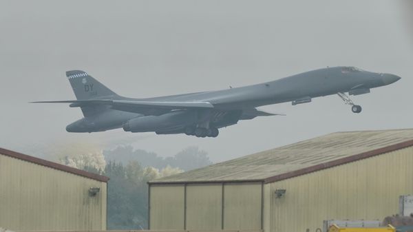 Un bombardero B-1 despega de la base en Fairford, Reino Unido - Sputnik Mundo