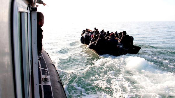 Migrantes, principalmente de África subsahariana, son interceptados en el mar por la Guardia Nacional Marítima de Túnez mientras intentaban llegar a Italia, cerca de la costa de Sfax (Túnez), el 18 de abril de 2023.  - Sputnik Mundo