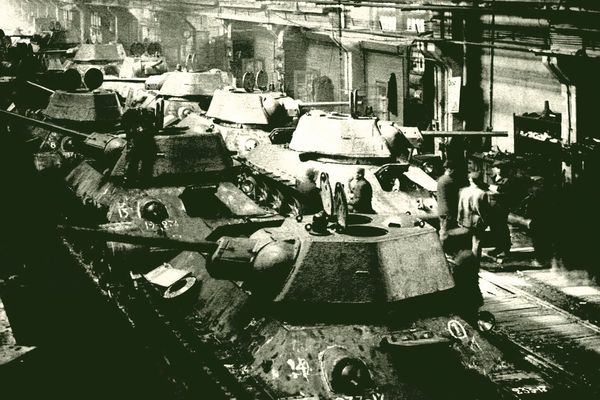 La línea de ensamblaje de tanques en 1942 La línea de ensamblaje de tanques en 1942 - Sputnik Mundo