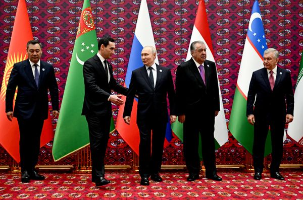 A su vez, el presidente ruso destacó que la cooperación entre los países de la CEI podría avanzar más rápido si se eliminaran las barreras comerciales.Asimismo, señaló que la organización ya cuenta con los mecanismos financieros necesarios para intensificarla. - Sputnik Mundo