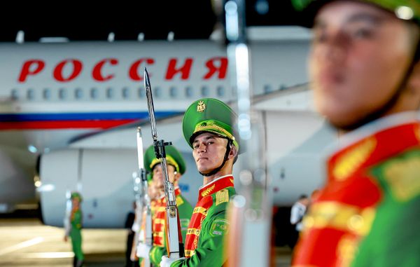 La ceremonia de bienvenida a Putin contó con la presencia de militares de la guardia de honor junto a su avión. - Sputnik Mundo