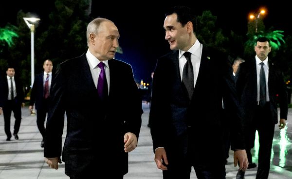 Durante el evento, el presidente ruso mantuvo varias reuniones bilaterales, entre ellas una con su homólogo turcomano, Serdar Berdimujamédov.Turkmenistán mantiene desde 2005 el estatus de miembro asociado de la CEI y este año ejerce la presidencia rotatoria de la organización. - Sputnik Mundo