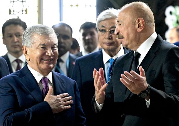 El presidente de Uzbekistán, Shavkat Mirziyóyev, y su homólogo de Azerbaiyán, Ilham Alíyev, visitan el Festival de Platos Nacionales. - Sputnik Mundo