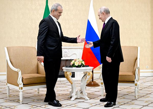 También Putin se reunió con el presidente de Irán, Masud Pezeshkián. - Sputnik Mundo