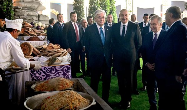 El anfitrión del evento, Berdimujamédov, destacó que el intercambio cultural y la celebración de festivales conjuntos reforzarán la amistad y el respeto mutuo entre los pueblos. - Sputnik Mundo