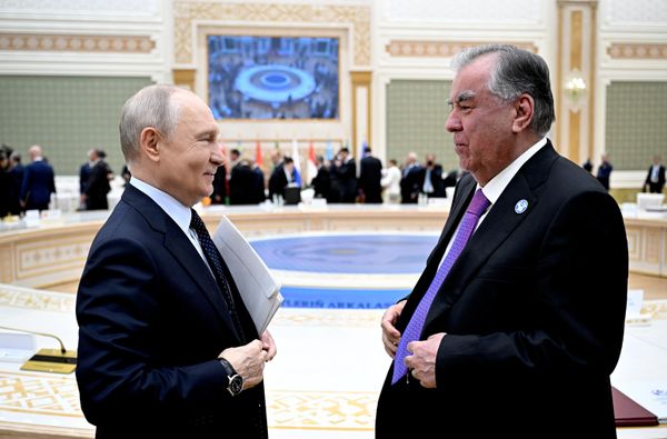 El presidente de la Federación Rusa, Vladímir Putin, y el presidente de Tayikistán, Emomali Rahmon, tras la reunión del Consejo de Jefes de Estado de los países miembros de la CEI en formado ampliado. - Sputnik Mundo
