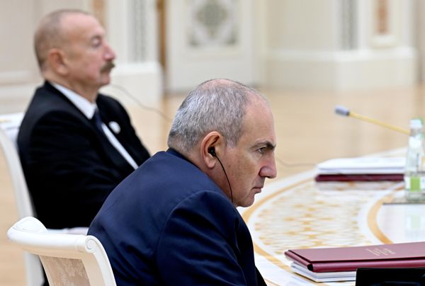 Al margen de la cumbre, también se encontraron el primer ministro de Armenia, Nikol Pashinián, y el presidente de Azerbaiyán, Ilham Alíyev. - Sputnik Mundo