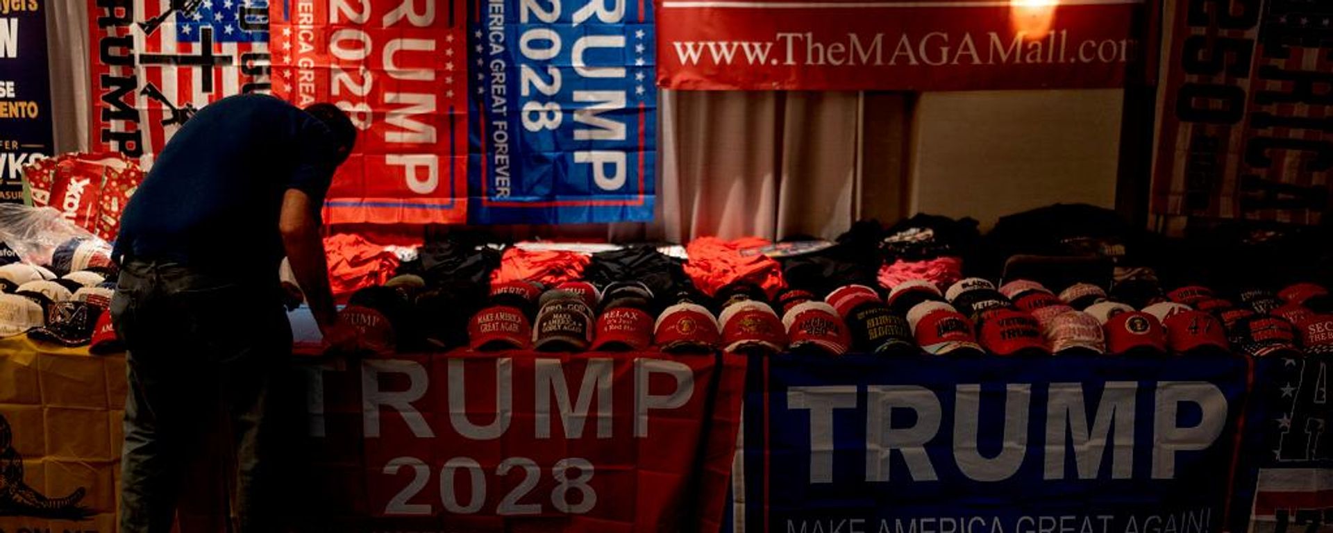 Un vendedor monta su puesto de productos en la Convención del Partido Republicano de California, celebrada en San Diego el10 de abril de 2026. Un vendedor monta su puesto de productos en la Convención del Partido Republicano de California, celebrada en San Diego el10 de abril de 2026. - Sputnik Mundo, 1920, 10.10.2026
