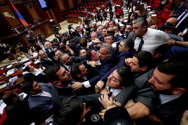 Miembros de Contrato Civil, partido gobernante en Armenia, y de la formación opositora Armenia Fuerte se enfrentan en el Parlamento después de que las críticas de un diputado opositor al presidente de la Cámara desataran una disputa durante una sesión legislativa en Ereván, Armenia. - Sputnik Mundo