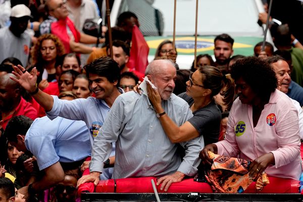 La primera dama de Brasil, Rosangela da Silva, seca el rostro de su esposo, el presidente Luiz Inacio Lula da Silva, candidato a la reelección, durante un mitin electoral en Río de Janeiro, Brasil. - Sputnik Mundo