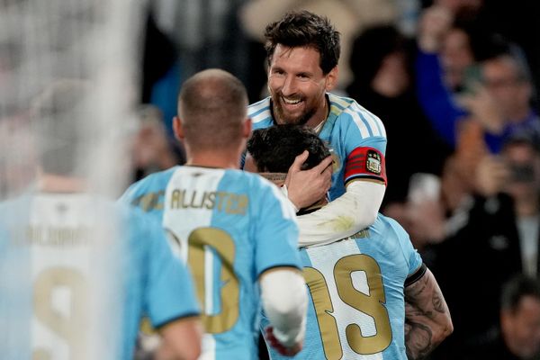 El argentino Nicolás Otamendi celebra con Lionel Messi tras marcar el primer gol de su equipo durante un amistoso contra Benín, en el último partido de Messi con la selección nacional, en Buenos Aires, Argentina. - Sputnik Mundo