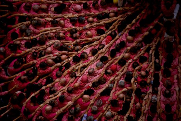 Integrantes de Castellers Colla Vella forman una torre humana, conocida como castell, durante la 30.ª edición del Concurso de Castells, en Tarragona, España. - Sputnik Mundo