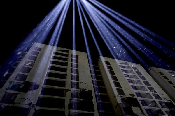 Luces instaladas entre los edificios recuerdan a las víctimas de los dos terremotos de junio durante los actos conmemorativos por el centenario de días del desastre, en La Guaira, Venezuela. - Sputnik Mundo