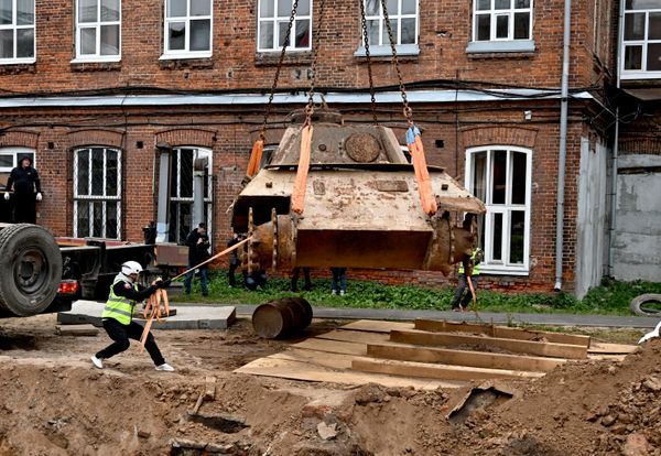 Un tanque alemán Panther (Panzerkampfwagen V) de la Segunda Guerra Mundial es trasladado para su restauración y posterior entrega a un museo, en Kazán, Rusia. - Sputnik Mundo