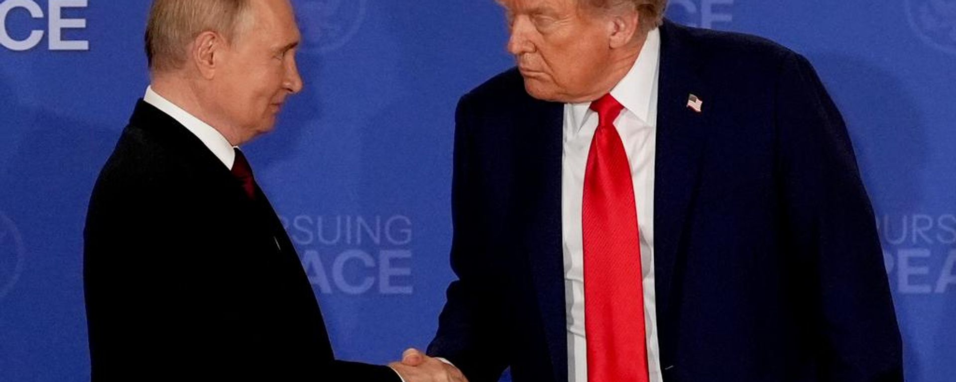 El presidente de EEUU, Donald Trump, estrecha la mano del mandatario ruso Vladimir Putin durante una conferencia de prensa conjunta en Alaska - Sputnik Mundo, 1920, 23.10.2026