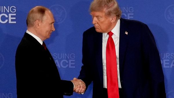 El presidente de EEUU, Donald Trump, estrecha la mano del mandatario ruso Vladimir Putin durante una conferencia de prensa conjunta en Alaska - Sputnik Mundo