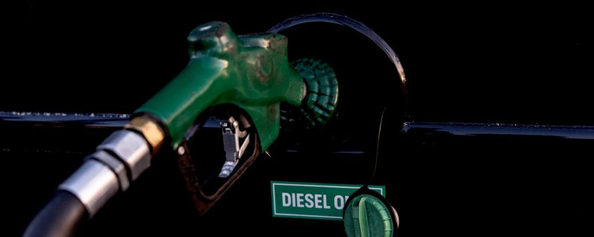 Una boquilla bombea diésel al tanque de combustible del autobús en EEUU - Sputnik Mundo, 1920, 12.10.2026