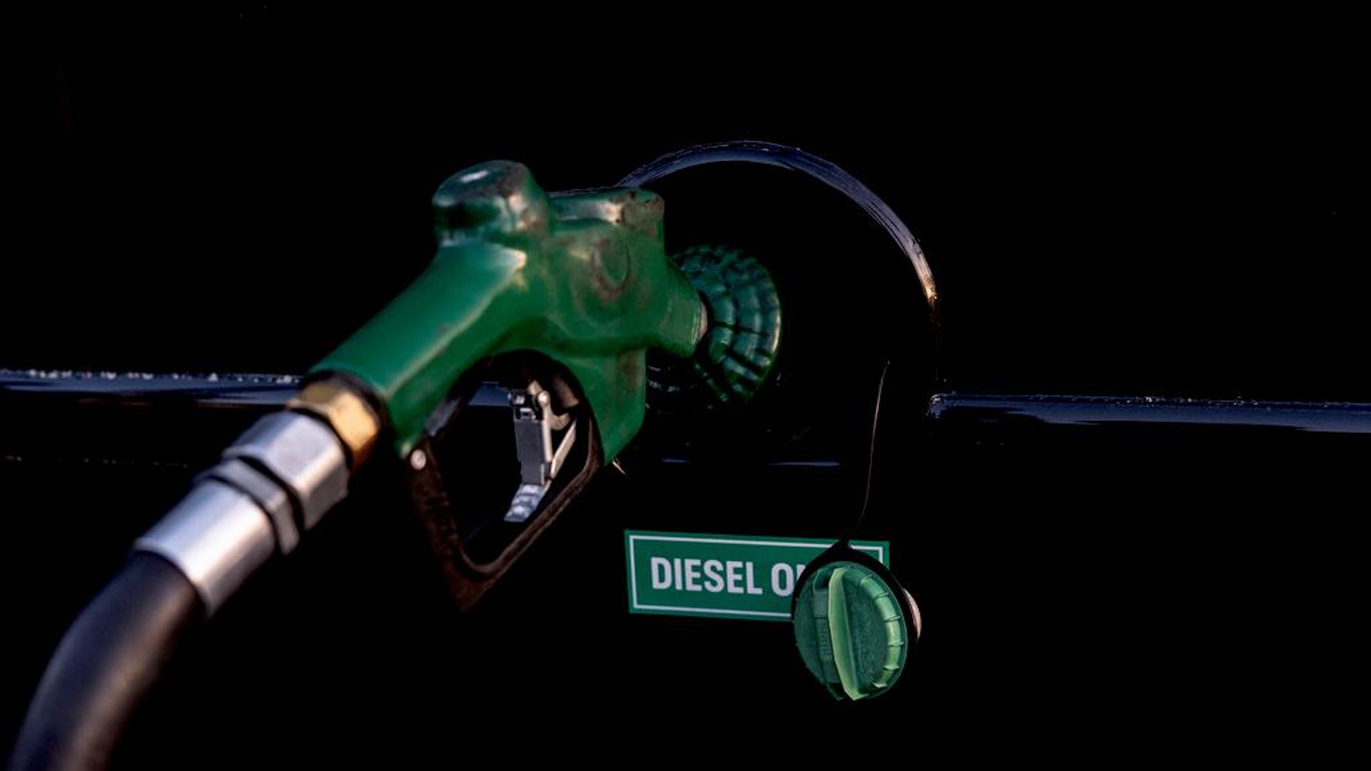 Una boquilla bombea diésel al tanque de combustible del autobús en EEUU - Sputnik Mundo, 1920, 12.10.2026