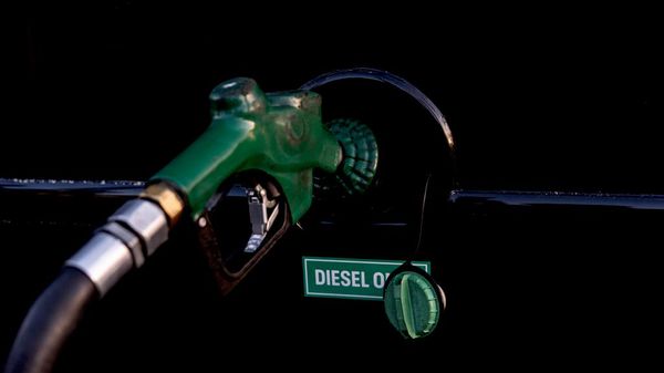 Una boquilla bombea diésel al tanque de combustible del autobús en EEUU - Sputnik Mundo