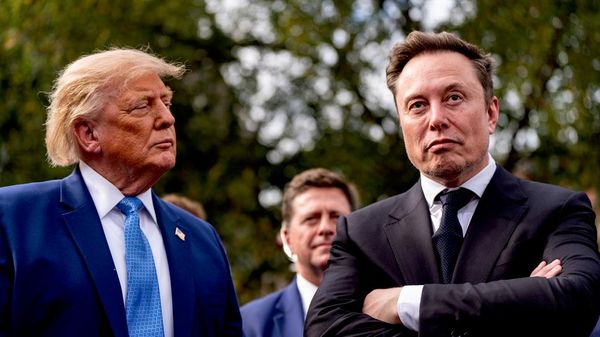 El presidente Donald Trump escucha mientras Elon Musk habla fuera del Ala Oeste de la Casa Blanca - Sputnik Mundo